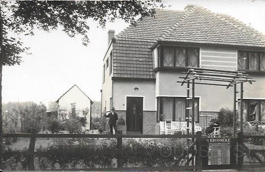 Zeist-West0003, Huize 't Krooseke. Kroostweg- Noord 53 (159).jpg - Huize ’t Krooseke gelegen aan de Noordweg 53 (nu 159) is gebouwd in 1924. De eerste bewoner was C.G. van Wijk en in 1933 blijft de heer H. Emelaar, Beurtschipper eigenaar van het huis tot zijn dood en rond 1963 woont zijn vrouw alleen in het huis. Hij was familie van Willem Emelaar hij runde een botenverhuur aan de Zeister Grift bij de Brouwerij. Opname omstreeks 1933.